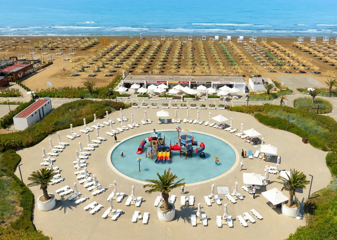 The Beach Club сверху — детский бассейн и пляж; на карте курорта метка WW Beauty стоит рядом с ним
